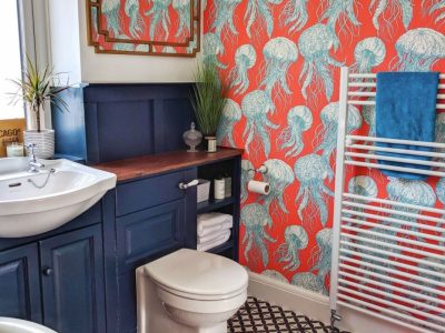 baños-decoración-con-papel-pintado